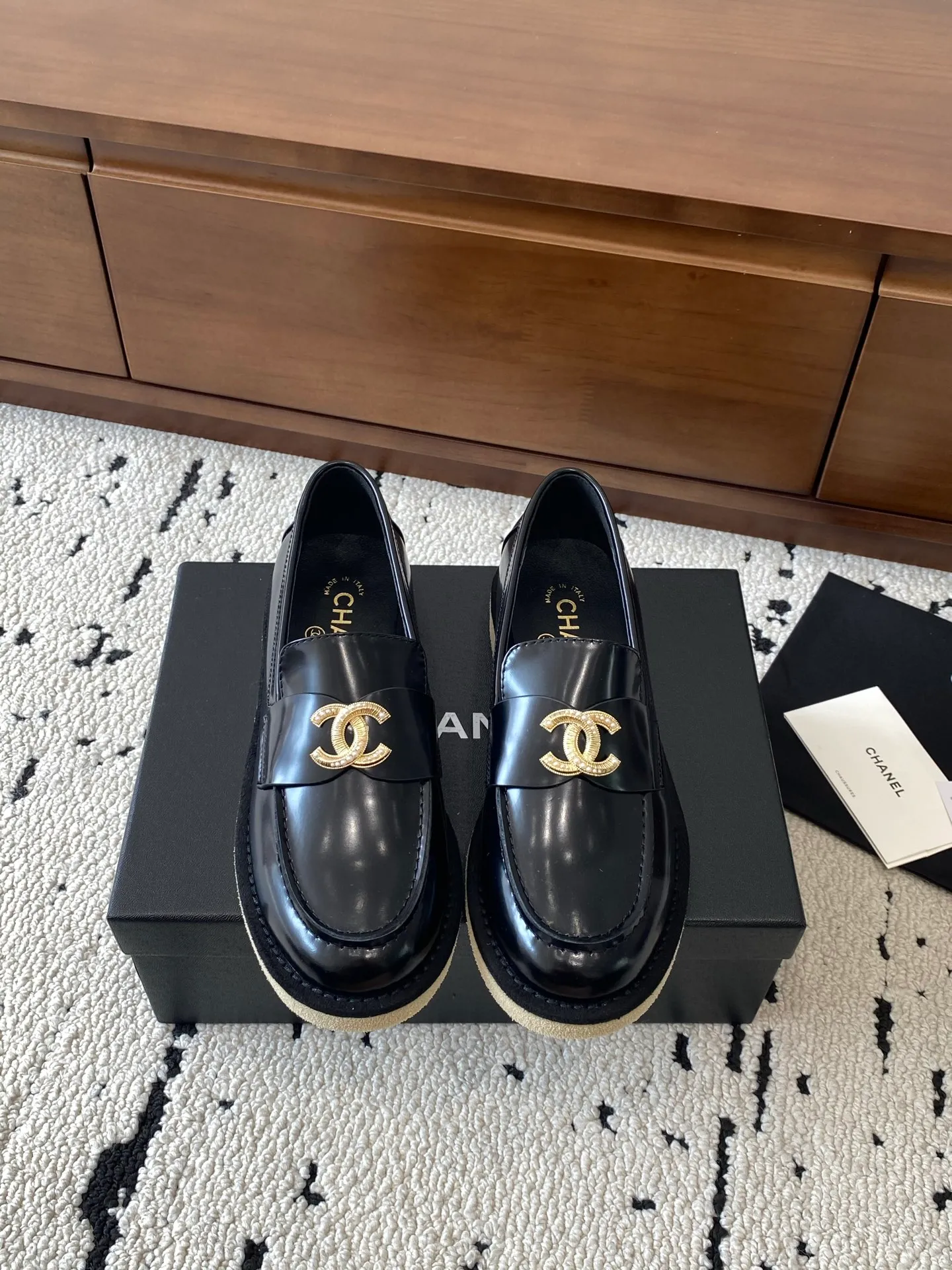 👟👟Ex-factory price 620👟👟Higher version 🍀2025 autumn and winter new Chanel Chanel entrance hardware buckle, Loaf lazy shoes, can be worn all year round. No matter when you wear it, it is very high-end and durable. Go shopping and attract attention on the street! Easily travel between commuting and leisure occasions, and become a carefree fashionable and elegant woman ~ Upper: cowhide/cow nubuck leather/open edge beads Inner: lambskin Sole: Italian raw rubber outsole leather strip Code number: 35-39 (40/41 customized, non-refundable and non-exchangeable 👉 Buy now👉 Buy now👉 Buy now👉